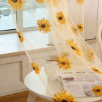 Rideau de fenêtre décoratif avec motifs de tournesols, parfait pour ajouter une touche lumineuse et naturelle à votre intérieur. Ce rideau s'intègre harmonieusement dans une salle à manger ou un salon, créant une ambiance chaleureuse et accueillante. Profitez de la lumière naturelle tout en apportant une esthétique florale à votre décoration.