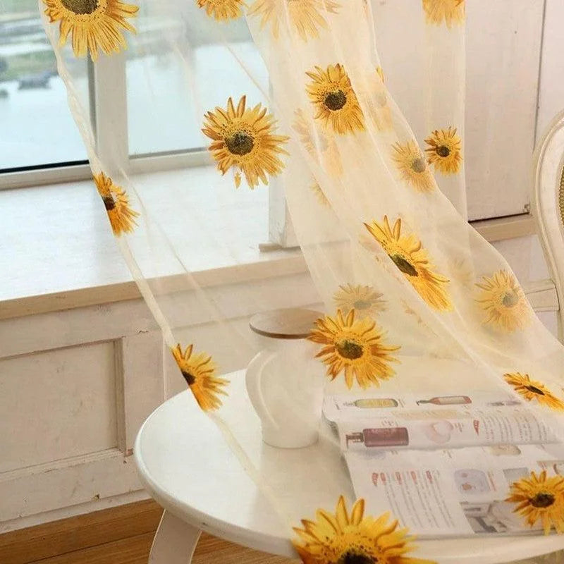 Rideau de fenêtre décoratif avec motifs de tournesols, parfait pour ajouter une touche lumineuse et naturelle à votre intérieur. Ce rideau s'intègre harmonieusement dans une salle à manger ou un salon, créant une ambiance chaleureuse et accueillante. Profitez de la lumière naturelle tout en apportant une esthétique florale à votre décoration.