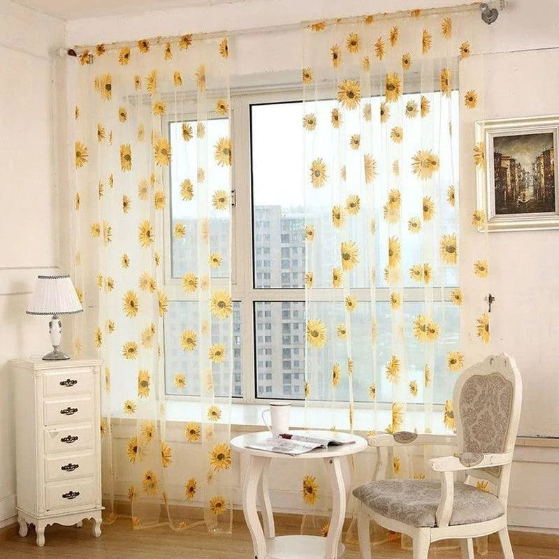 Rideaux transparents avec motifs de fleurs jaunes, idéals pour embellir un salon lumineux. Design floral apportant une touche de fraîcheur et d'élégance à votre intérieur, parfait pour créer une ambiance conviviale et accueillante.