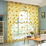 Rideau décoratif avec imprimés de tournesols jaunes, idéal pour un salon lumineux et accueillant. Ce rideau ajoute une touche florale et estivale à votre intérieur, parfait pour créer une atmosphère chaleureuse et naturelle. Accessoire tendance pour habiller vos fenêtres et sublimer votre décoration.