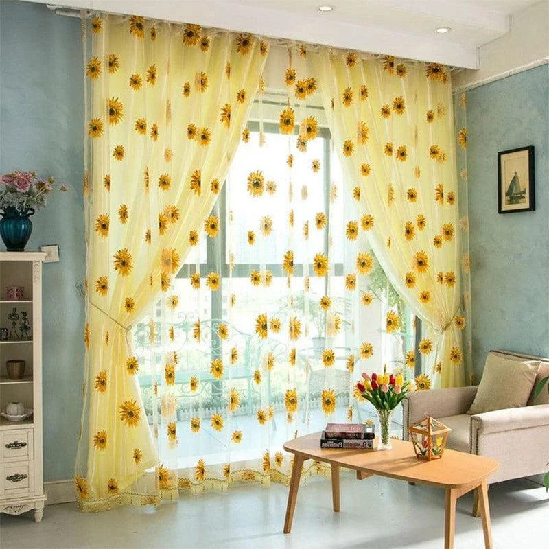 Rideau décoratif avec imprimés de tournesols jaunes, idéal pour un salon lumineux et accueillant. Ce rideau ajoute une touche florale et estivale à votre intérieur, parfait pour créer une atmosphère chaleureuse et naturelle. Accessoire tendance pour habiller vos fenêtres et sublimer votre décoration.