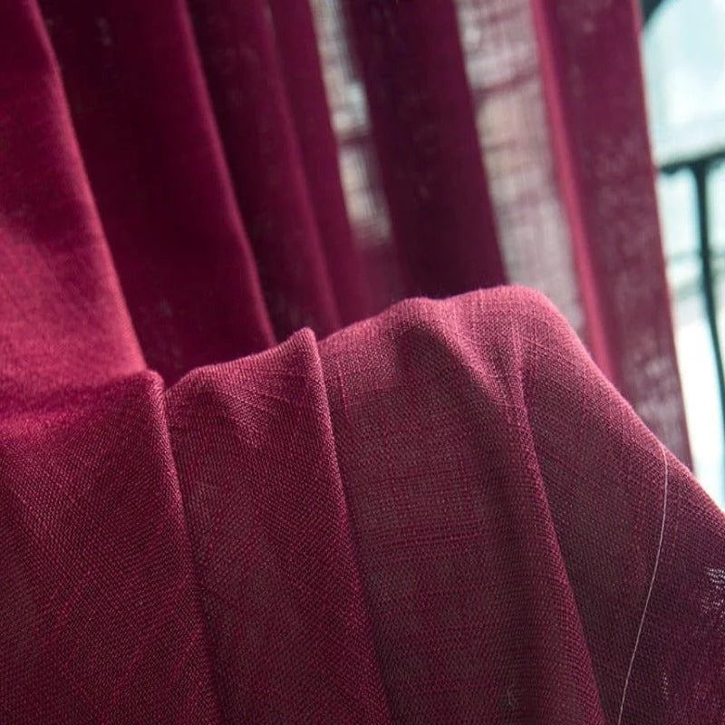 Rideau élégant de couleur bordeaux, parfait pour ajouter une touche de sophistication et d'élégance à votre intérieur. Idéal pour la décoration de salon ou de chambre à coucher, ce rideau offre une ambiance chaleureuse et accueillante. Son design raffiné s'harmonise parfaitement avec divers styles de décoration.