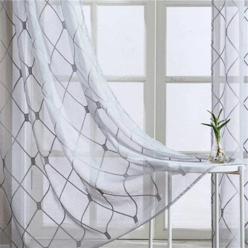 Voilage élégant avec motifs géométriques pour salon moderne. Rideau laissant entrer la lumière naturelle tout en préservant l’intimité. Idéal pour décoration intérieure contemporaine, fenêtre ou porte-fenêtre. Ambiance chic et raffinée garantie.