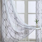Voilage élégant avec motifs géométriques pour salon moderne. Rideau laissant entrer la lumière naturelle tout en préservant l’intimité. Idéal pour décoration intérieure contemporaine, fenêtre ou porte-fenêtre. Ambiance chic et raffinée garantie.