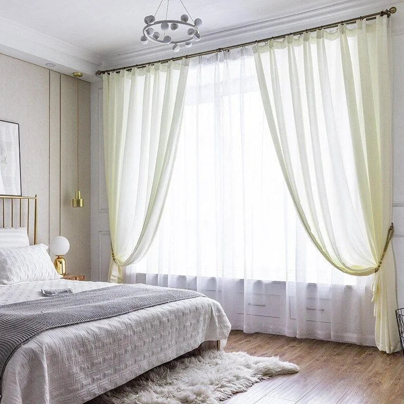 Chambre lumineuse avec rideaux élégants offrant une touche de sophistication. La grande fenêtre laisse entrer la lumière naturelle, révélant une décoration intérieure moderne. L'ensemble procure une atmosphère paisible et accueillante, idéale pour une chambre à coucher contemporaine. Le tapis doux ajoute une dimension de confort, tandis que le luminaire chic complète l'harmonie de l'espace.