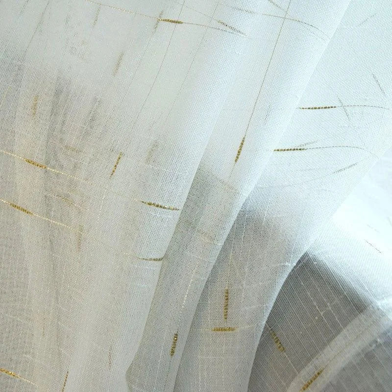 Voilage décoratif blanc avec motifs dorés, parfait pour ajouter une touche élégante et lumineuse à votre intérieur. Idéal pour les salons modernes ou les chambres sophistiquées. Longueur personnalisable selon vos besoins.