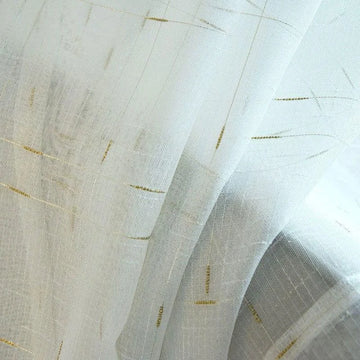 Voilage décoratif blanc avec motifs dorés, parfait pour ajouter une touche élégante et lumineuse à votre intérieur. Idéal pour les salons modernes ou les chambres sophistiquées. Longueur personnalisable selon vos besoins.