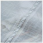 Gros plan sur un tissu délicat avec une bordure en dentelle, idéal pour la confection de vêtements élégants et sophistiqués. Parfait pour des créations originales et raffinées, ajoutant une touche de finesse et d'élégance à chaque projet vestimentaire.