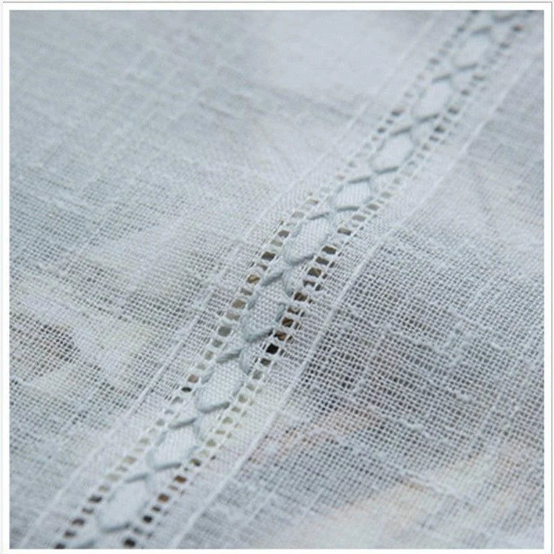 Gros plan sur un tissu délicat avec une bordure en dentelle, idéal pour la confection de vêtements élégants et sophistiqués. Parfait pour des créations originales et raffinées, ajoutant une touche de finesse et d'élégance à chaque projet vestimentaire.