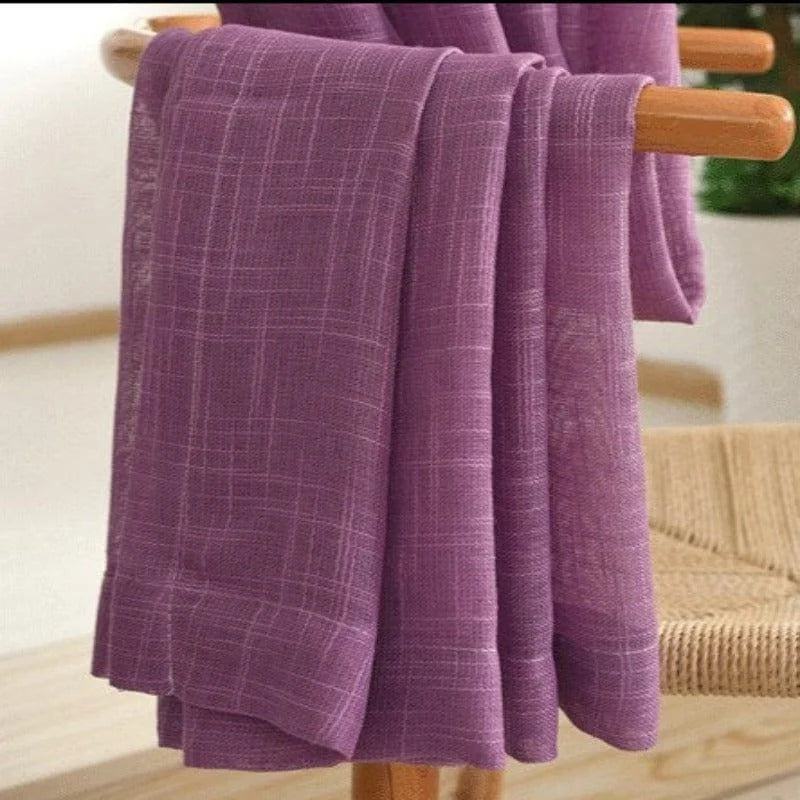 Élégant rideau violet moderne pour un intérieur sophistiqué, parfait pour ajouter une touche de couleur et de style à votre décoration. Idéal pour salon, chambre ou bureau. Design contemporain avec motifs subtils pour une ambiance chaleureuse et accueillante.