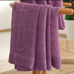 Élégant rideau violet moderne pour un intérieur sophistiqué, parfait pour ajouter une touche de couleur et de style à votre décoration. Idéal pour salon, chambre ou bureau. Design contemporain avec motifs subtils pour une ambiance chaleureuse et accueillante.