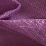 Tissu violet texturé, parfait pour la décoration intérieure et la confection, idéal pour ajouter une touche de couleur et de style à votre espace.