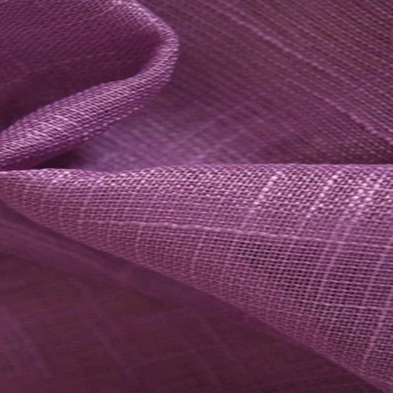 Tissu violet texturé, parfait pour la décoration intérieure et la confection, idéal pour ajouter une touche de couleur et de style à votre espace.