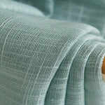 Tissu léger bleu clair drapé, idéal pour la décoration intérieure et les projets de couture créatifs. Design élégant et texture délicate, parfait pour ajouter une touche de sophistication à votre espace.