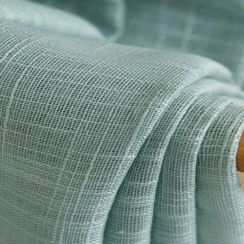 Tissu léger bleu clair drapé, idéal pour la décoration intérieure et les projets de couture créatifs. Design élégant et texture délicate, parfait pour ajouter une touche de sophistication à votre espace.