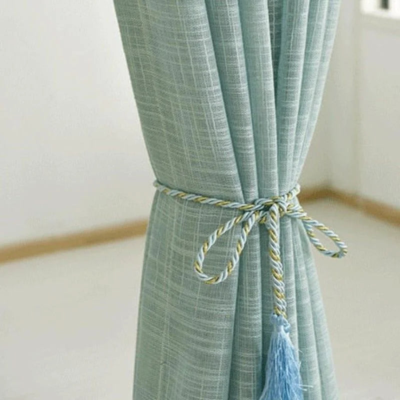 Rideau décoratif vert pâle avec embrasse élégante pour salon moderne. Idéal pour ajouter une touche de raffinement à votre intérieur. Accessoire essentiel pour contrôler la luminosité et apporter une ambiance chaleureuse.