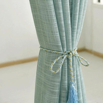 Rideau décoratif vert pâle avec embrasse élégante pour salon moderne. Idéal pour ajouter une touche de raffinement à votre intérieur. Accessoire essentiel pour contrôler la luminosité et apporter une ambiance chaleureuse.