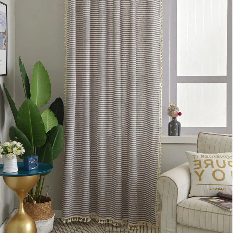 Rideau rayé gris et beige élégant pour salon moderne. Design chic idéal pour ajouter une touche déco à la pièce. S'harmonise parfaitement avec des meubles clairs. Accessoire de maison tendance pour habiller vos fenêtres. Crée une ambiance chaleureuse et accueillante.