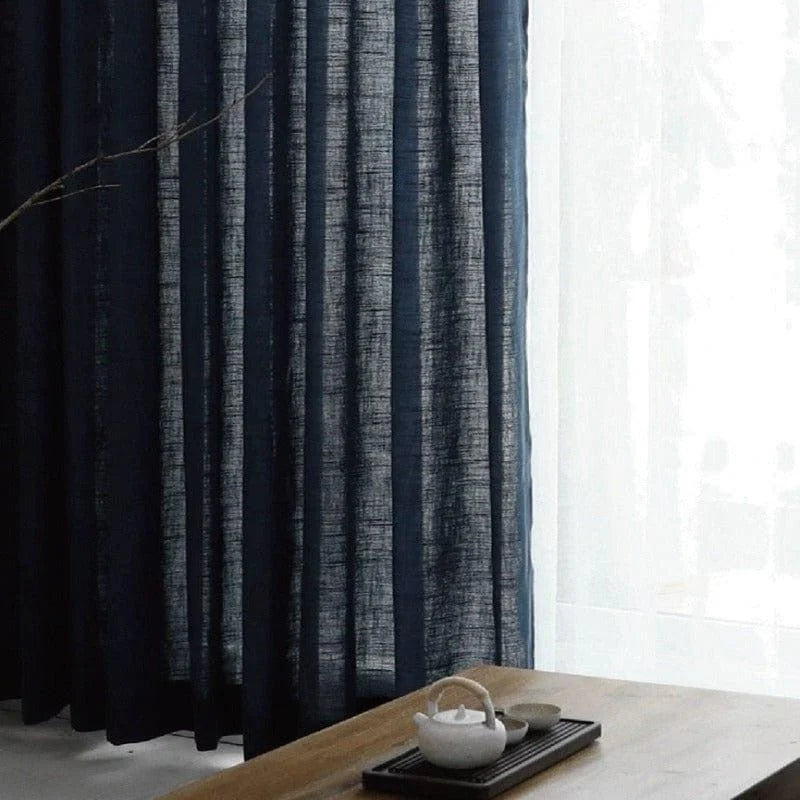 Rideaux épais sombres pour salon moderne, créant une ambiance élégante et intime. Ces rideaux opaques isolent de la lumière tout en ajoutant une touche de sophistication à votre intérieur. Idéal pour toutes les décorations contemporaines, découvrez comment ils transforment votre espace de vie.