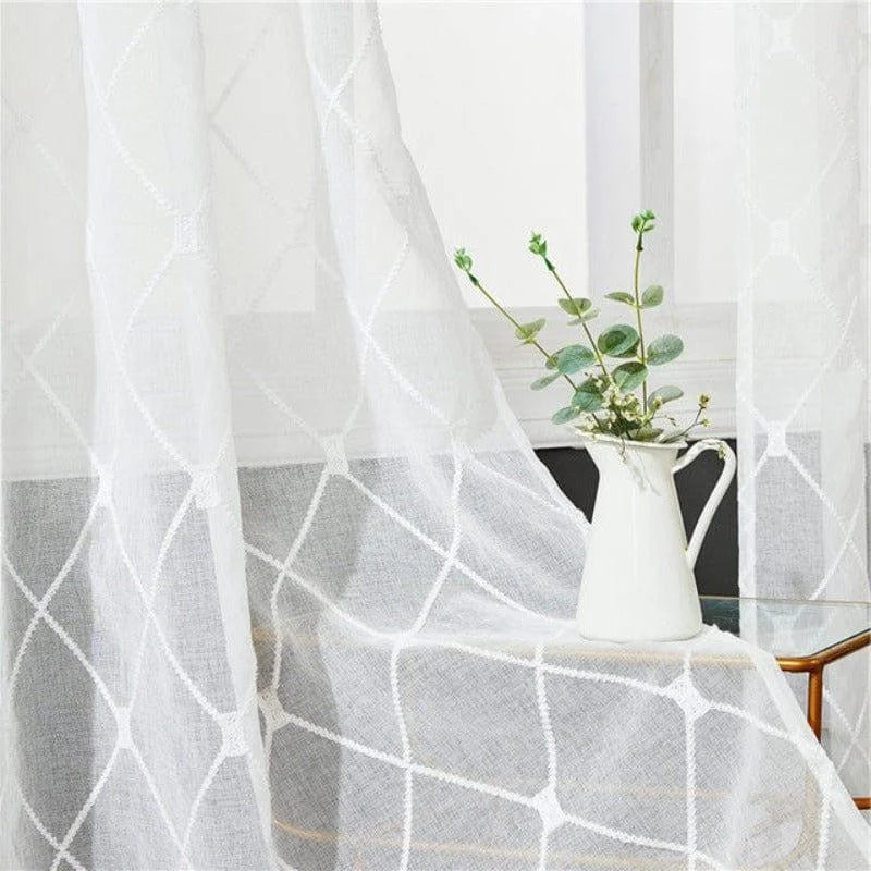 Voilage élégant blanc avec motif géométrique pour décoration intérieure moderne. Idéal pour laisser entrer la lumière naturelle tout en préservant l'intimité. Convient parfaitement aux salons, chambres ou bureaux. Ajoutez une touche de sophistication à votre espace avec ce rideau raffiné et esthétique.