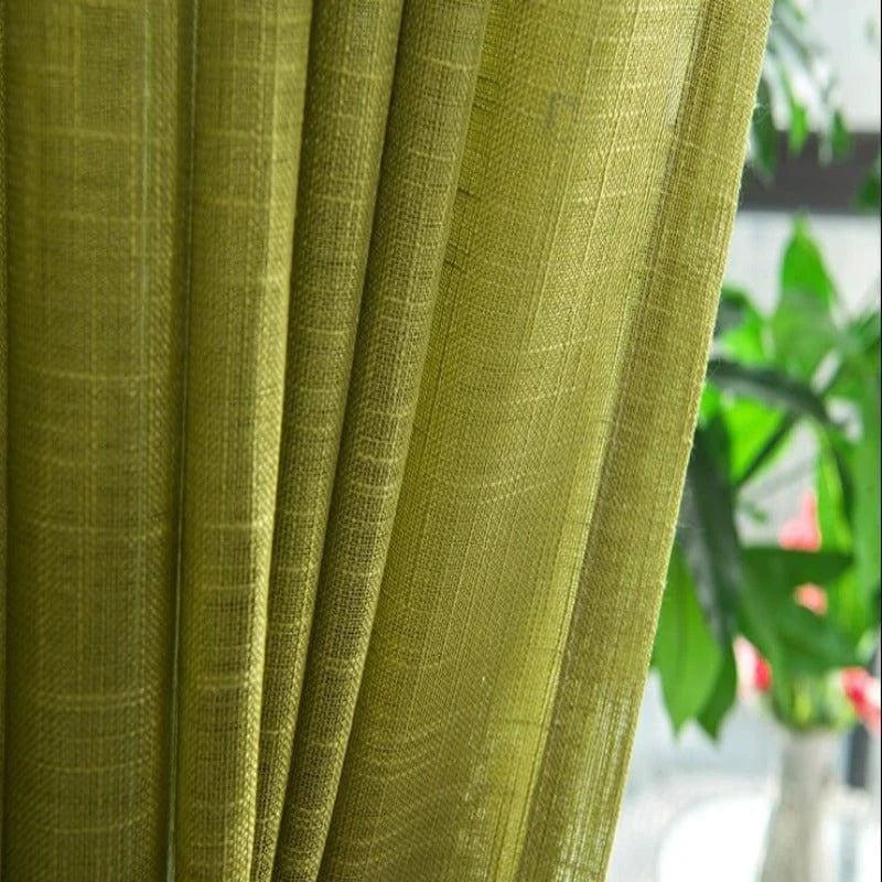 Rideau vert anis élégant pour salon, décoration intérieure colorée et moderne, apportant une touche de fraîcheur et de lumière, style contemporain, ambiance naturelle et apaisante.