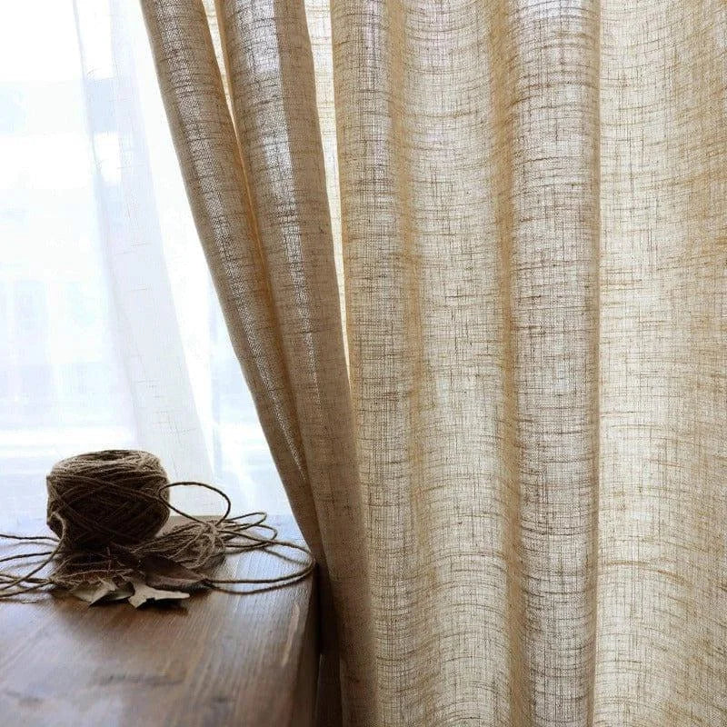 Rideau élégant beige pour salon, laissant passer la lumière tout en préservant l'intimité. Idéal pour une décoration intérieure moderne et chaleureuse. Accessoire parfait pour embellir vos fenêtres et créer une ambiance apaisante.