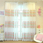 Rideaux élégants pour salon, motifs colorés floraux, décoration lumineuse, style moderne, habillage de fenêtre, ambiance chaleureuse, intérieur raffiné.