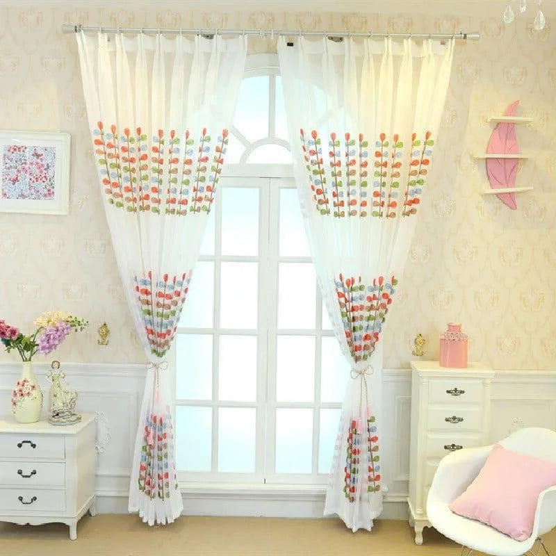 Rideaux décoratifs élégants avec motifs colorés pour salon moderne. Ces rideaux lumineux sont parfaits pour embellir une fenêtre et apporter une touche de fraîcheur à votre intérieur. Idéal pour une ambiance chaleureuse et accueillante, ce modèle de rideaux rehaussera la décoration de votre pièce. Ils s'intègrent harmonieusement dans divers styles d'intérieur tout en ajoutant une note de couleur vive.
