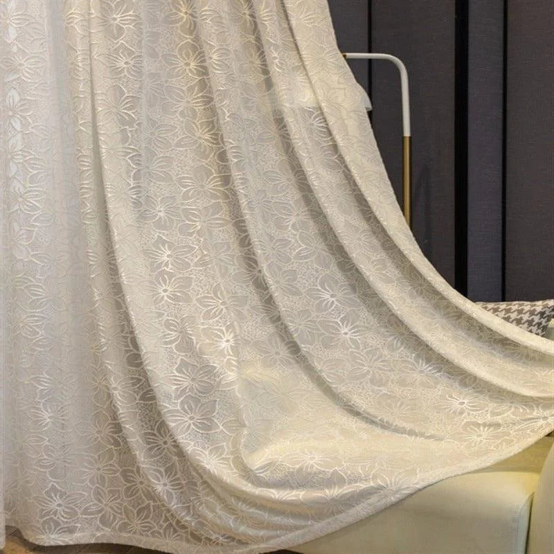 Rideau élégant avec motifs floraux, idéal pour une décoration intérieure raffinée. Parfait pour apporter une touche de charme et d'intimité à votre salon ou chambre à coucher. Disponible en plusieurs dimensions pour s'adapter à vos besoins.