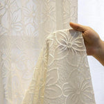 Voilage décoratif blanc avec motif floral délicat, idéal pour ajouter une touche élégante à votre intérieur. Parfait pour les salons, chambres et espaces de vie, ce rideau translucide offre une ambiance lumineuse et raffinée. Ajustez facilement la lumière tout en préservant l'intimité de votre espace. Design intemporel pour s'adapter à tous les styles de décoration.