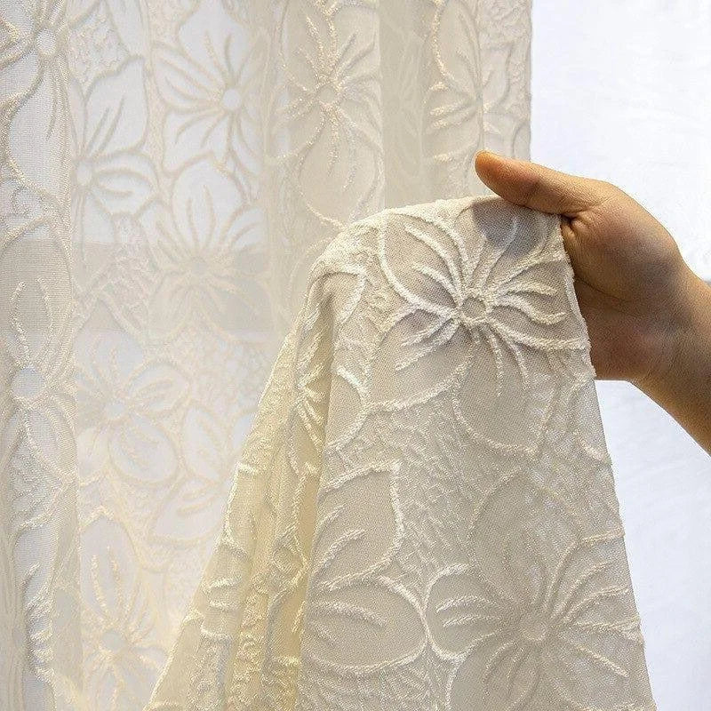Voilage décoratif blanc avec motif floral délicat, idéal pour ajouter une touche élégante à votre intérieur. Parfait pour les salons, chambres et espaces de vie, ce rideau translucide offre une ambiance lumineuse et raffinée. Ajustez facilement la lumière tout en préservant l'intimité de votre espace. Design intemporel pour s'adapter à tous les styles de décoration.