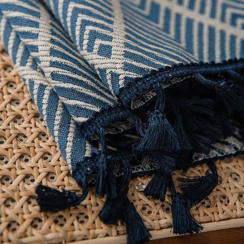 Textile élégant avec motifs géométriques et franges décoratives, idéal pour sublimer votre intérieur avec une touche de sophistication. Parfait pour un usage décoratif sur un canapé ou un fauteuil, ce produit confère une ambiance chaleureuse et contemporaine à votre espace de vie.