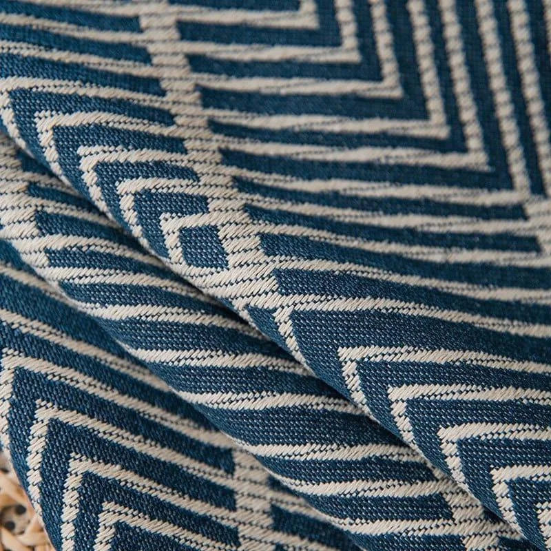 Tissu décoratif à motifs géométriques bleus et blancs, idéal pour la création de rideaux ou de coussins modernes. Design élégant et contemporain, parfait pour une ambiance sophistiquée et tendance.