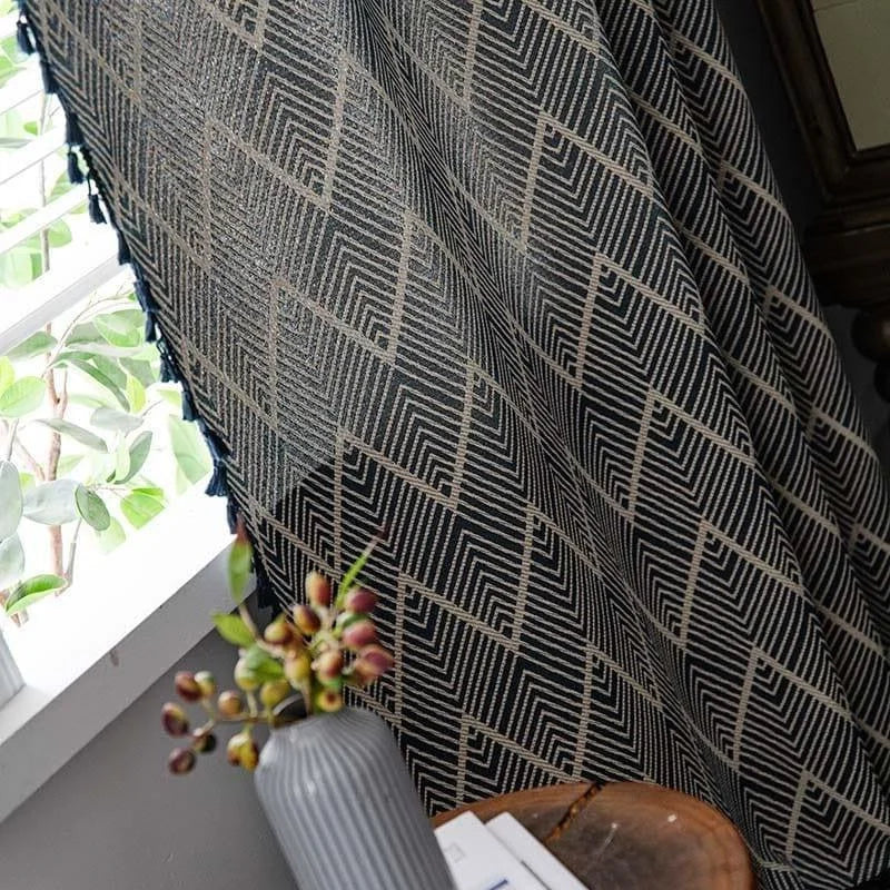 Rideau à motif géométrique élégant, idéal pour décorer le salon ou la chambre. Ce design moderne ajoute une touche d'élégance à l'intérieur. Luminosité naturelle filtrée à travers ce rideau stylé, parfait pour un renouvellement de décoration intérieure. Accessoire décoratif pour fenêtre avec détails raffinés, offrant une ambiance chaleureuse et contemporaine à votre espace.