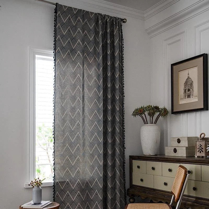 Rideau élégant avec motif géométrique pour salon moderne, apportant une touche de sophistication à votre décoration intérieure. Ce rideau chic, suspendu dans un cadre lumineux, crée une ambiance contemporaine et accueillante. Parfait pour ajouter du style à votre espace de vie tout en préservant votre intimité.