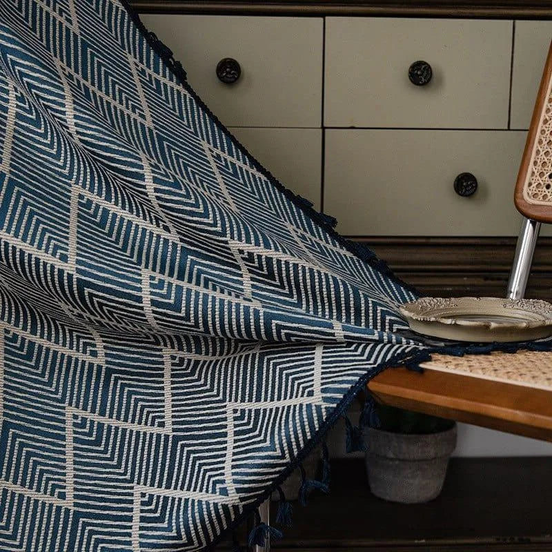 Tapis bleu à motifs géométriques modernes, idéal pour apporter une touche d'élégance à votre intérieur. Ce modèle chic et sophistiqué se marie parfaitement avec un mobilier contemporain, transformant ainsi votre espace de vie en un lieu accueillant et chaleureux.