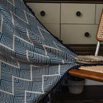 Tapis bleu à motifs géométriques modernes, idéal pour apporter une touche d'élégance à votre intérieur. Ce modèle chic et sophistiqué se marie parfaitement avec un mobilier contemporain, transformant ainsi votre espace de vie en un lieu accueillant et chaleureux.