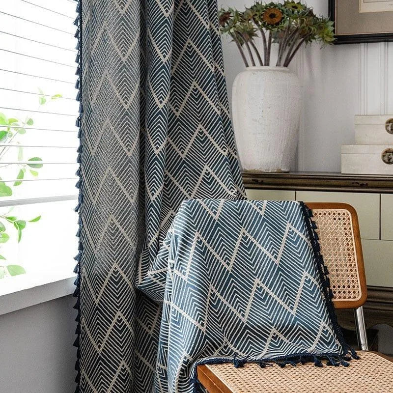 Rideaux élégants avec motif géométrique bleu et blanc pour décoration intérieure, ajoutant une touche moderne et sophistiquée au salon. Idéal pour rehausser l'élégance d'une pièce tout en filtrant la lumière naturelle. Accessoire déco parfait pour un style contemporain.