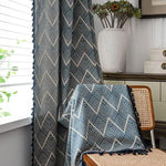 Rideaux élégants avec motif géométrique bleu et blanc pour décoration intérieure, ajoutant une touche moderne et sophistiquée au salon. Idéal pour rehausser l'élégance d'une pièce tout en filtrant la lumière naturelle. Accessoire déco parfait pour un style contemporain.