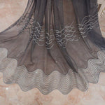 Voilage de luxe gris avec motifs brodés, parfait pour ajouter une touche élégante à votre intérieur. Idéal pour le salon ou la chambre, ce rideau raffiné offre un design attrayant avec des motifs ondulés et des détails délicats. Ajoutez une ambiance sophistiquée à votre espace de vie avec cet accessoire de décoration chic.