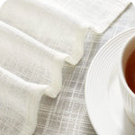 Tissu blanc élégant pour la décoration intérieure, idéal pour ajouter une touche raffinée à votre salon ou salle à manger, en harmonie avec un service de thé chic.
