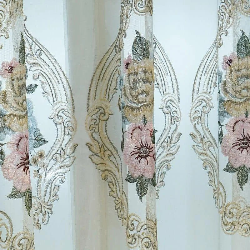 Rideau décoratif avec motifs floraux élégants et détails brodés raffinés, idéal pour apporter une touche romantique et sophistiquée à votre intérieur. Parfait pour créer une ambiance chaleureuse et accueillante dans n'importe quelle pièce de la maison.