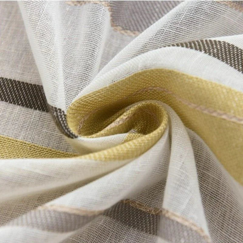Tissu à rayures élégantes avec couleurs beige, brunes et blanches pour décoration intérieure moderne, donner du style à votre espace avec ce textile tendance et sophistiqué. Convient parfaitement pour rideaux, nappes ou projets créatifs.
