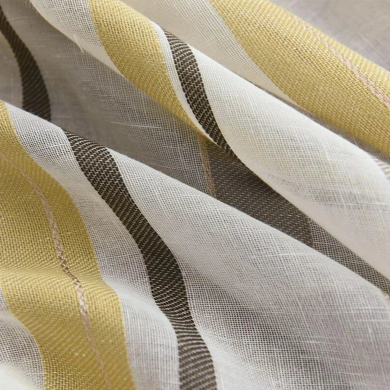 Voilage à rayures élégantes en jaune et marron pour décoration intérieure moderne. Tissu léger et fluide, idéal pour apporter une touche chic à votre salon ou chambre. Modèle parfait pour filtrer la lumière tout en préservant l'intimité. Parfait pour créer une ambiance chaleureuse et accueillante.
