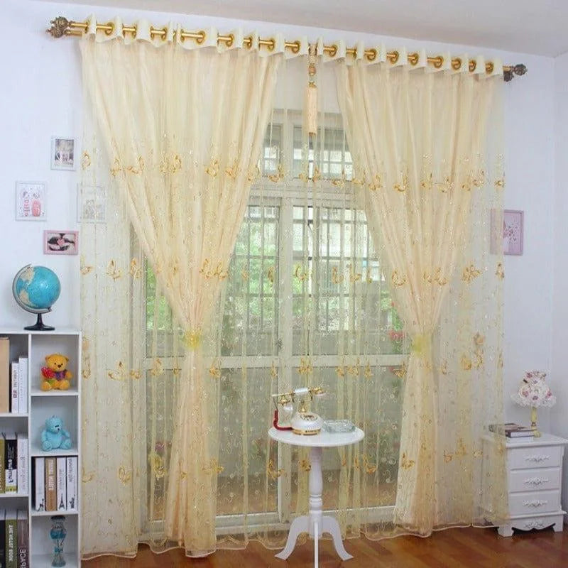 Rideaux élégants avec motifs floraux dorés pour salon, ajoutant une touche décorative raffinée à votre intérieur. Ces voilages permettent une luminosité douce tout en préservant votre intimité. Idéals pour une ambiance chaleureuse et accueillante. Accessoire parfait pour sublimer vos fenêtres avec style.