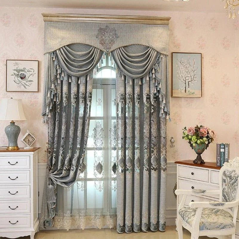 Rideaux élégants pour salon avec motifs floraux raffinés, apportant une touche de sophistication à votre décoration intérieure. Parfaits pour créer une ambiance classique et chaleureuse, ces rideaux conviennent idéalement aux fenêtres de grande taille. Transformez votre espace avec un style intemporel et unique, en ajoutant une note d'élégance à votre intérieur. Accessoires de maison indispensables pour sublimer votre pièce à vivre.