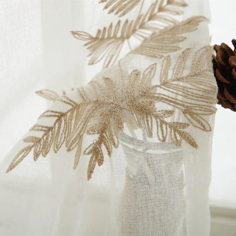 Voilage élégant avec motif de feuilles brodées, idéal pour ajouter une touche naturelle et sophistiquée à votre intérieur. Ce rideau léger laisse passer la lumière tout en préservant l'intimité de votre espace. Parfait pour le salon ou la chambre, il s'adapte à tous les styles de décoration.
