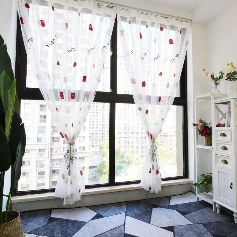 Rideaux de fenêtres élégants avec motifs fruités, parfaits pour ajouter une touche de fraîcheur à votre intérieur. Ces rideaux légers laissent entrer la lumière tout en préservant votre intimité. Une parfaite décoration pour un salon moderne ou une chambre lumineuse, s'intégrant facilement dans n'importe quel design d'intérieur.
