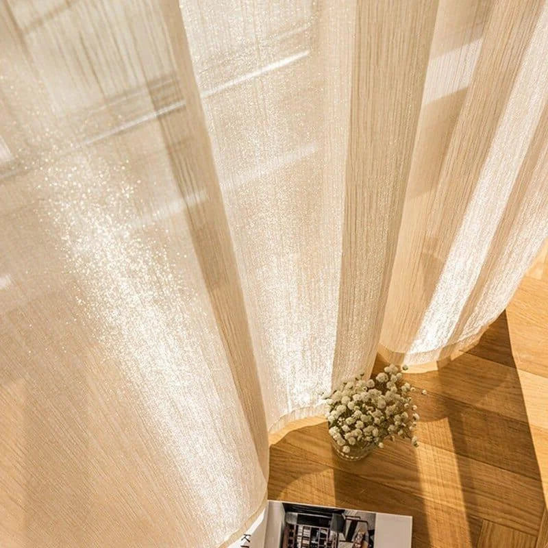 Voilage beige lumineux pour salon moderne, laissant passer la lumière naturelle. Décoration élégante et épurée, idéale pour créer une ambiance chaleureuse dans votre intérieur. Complément parfait pour un aménagement de pièce convivial et accueillant.