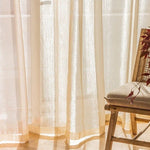 Rideau léger beige lumineux laissant entrer la lumière naturelle dans une pièce décorée de manière chaleureuse. 

Ce rideau élégant apporte une ambiance apaisante et moderne à tout intérieur. 

Idéal pour le salon ou la chambre, combinant style et fonctionnalité.